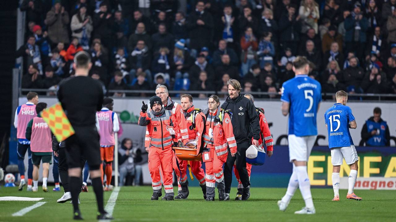 Luca Marseiler wird von den Sanitätern vom Platz getragen.