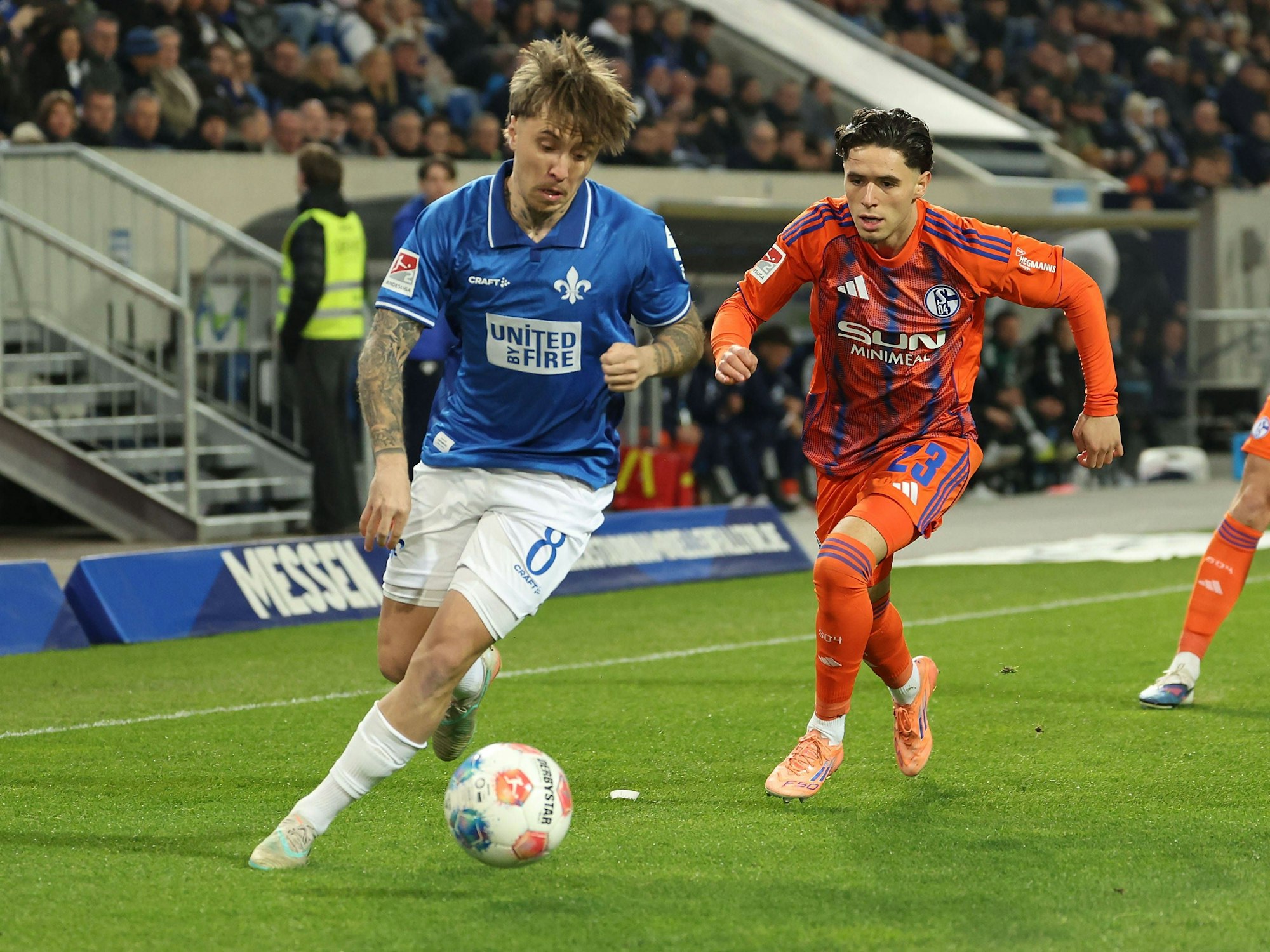 Luca Marseiler führt den Ball, Soufiane El-Faouzi verfolgt ihn.