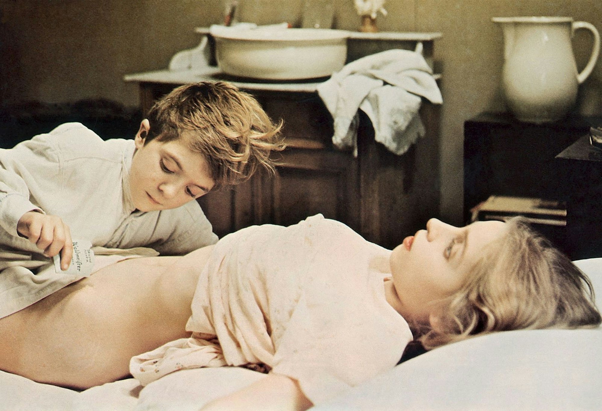 Oskar (David Bennent) findet ein erotisches Vergnügen daran, Brausepulver auf Marias (Katharina Thalbach) Bauch zum Sprudeln zu bringen. (Bild: ZDF/Andrzej Biskupski / Verleih: Seitz GmbH Filmproduktion)