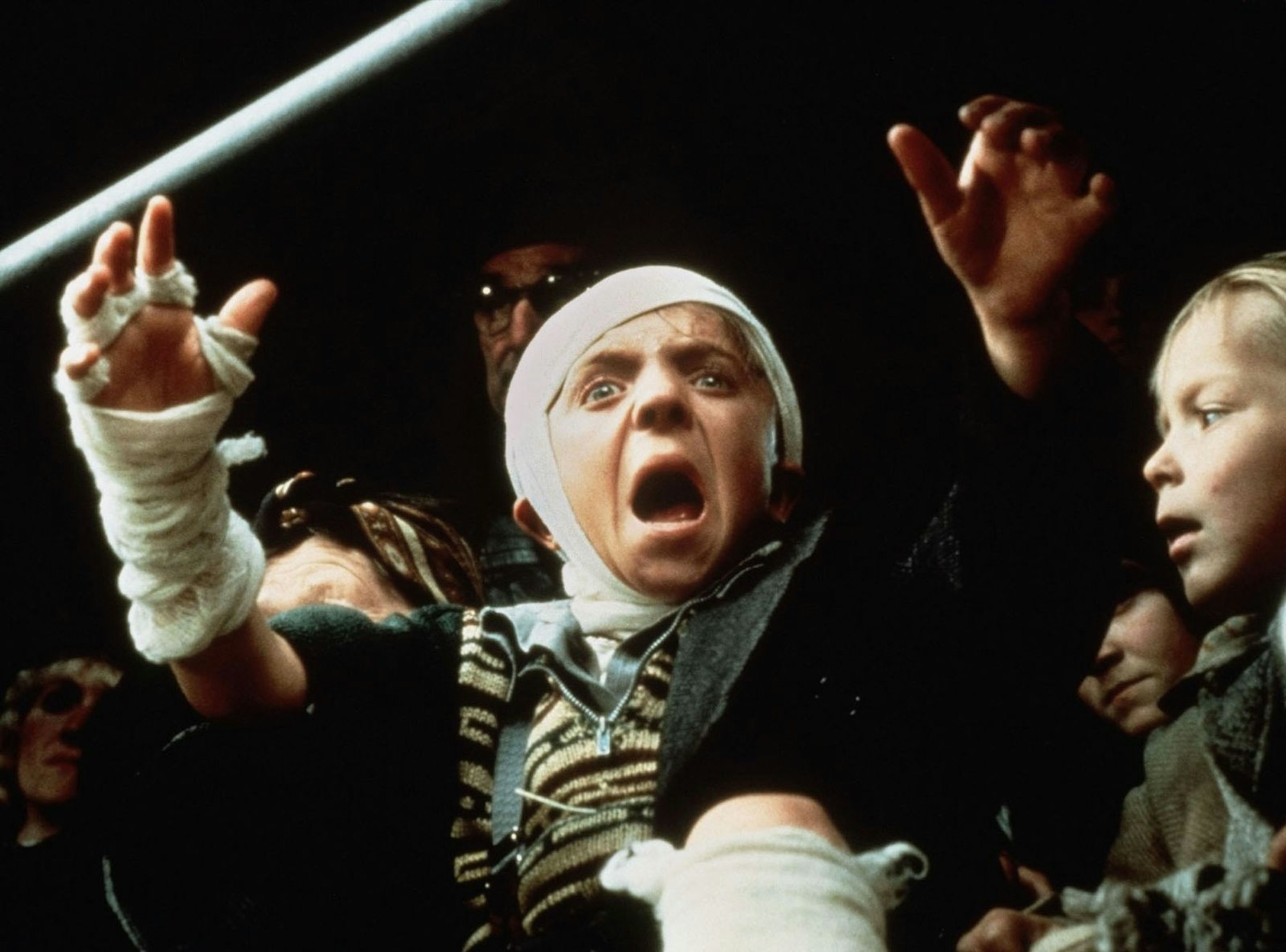 Seit seinem Sturz von der Kellertreppe hat Oskar (David Bennent) die unglaubliche Fähigkeit mit lauter, heller Stimme sogar Glas zum Zerspringen zu bringen. Als er sich von seiner Heimat Danzig verabschiedet, tut er das natürlich auch lautstark. (Bild: ZDF/Andrzej Biskupski / Verleih: Seitz GmbH Filmproduktion)