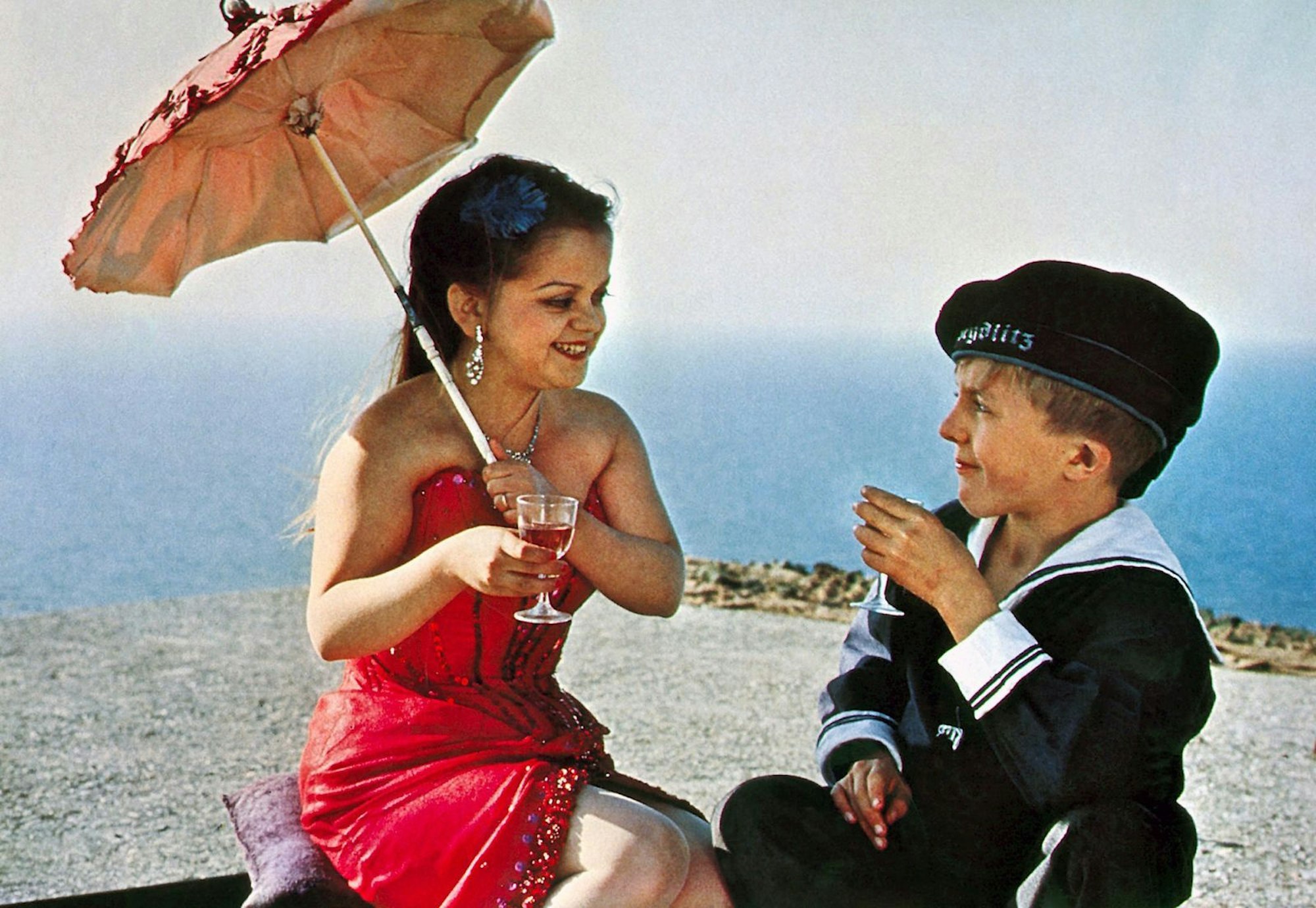 Oskar (David Bennent) trifft auf einen Wanderzirkus und lernt dabei die entzückende Roswitha Raguna (Mariella Oliveri) kennen. (Bild: ZDF/Andrzej Biskupski / Verleih: Seitz GmbH Filmproduktion)