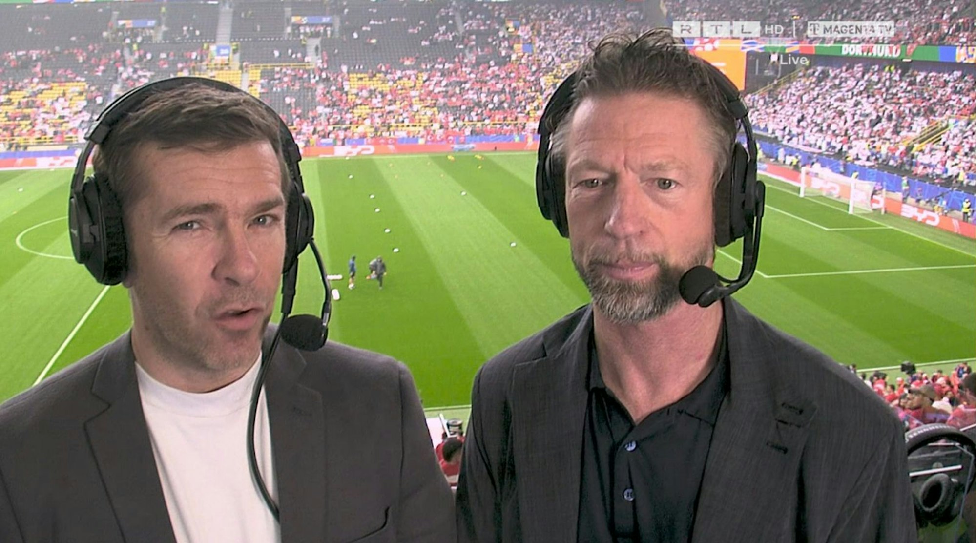 Seit 15 Jahren tourt Steffen Freund (rechts, hier mit Kommentator Marco Hagemann) als Experte durch die deutsche Sportlandschaft. (Bild: RTL/Magenta TV)