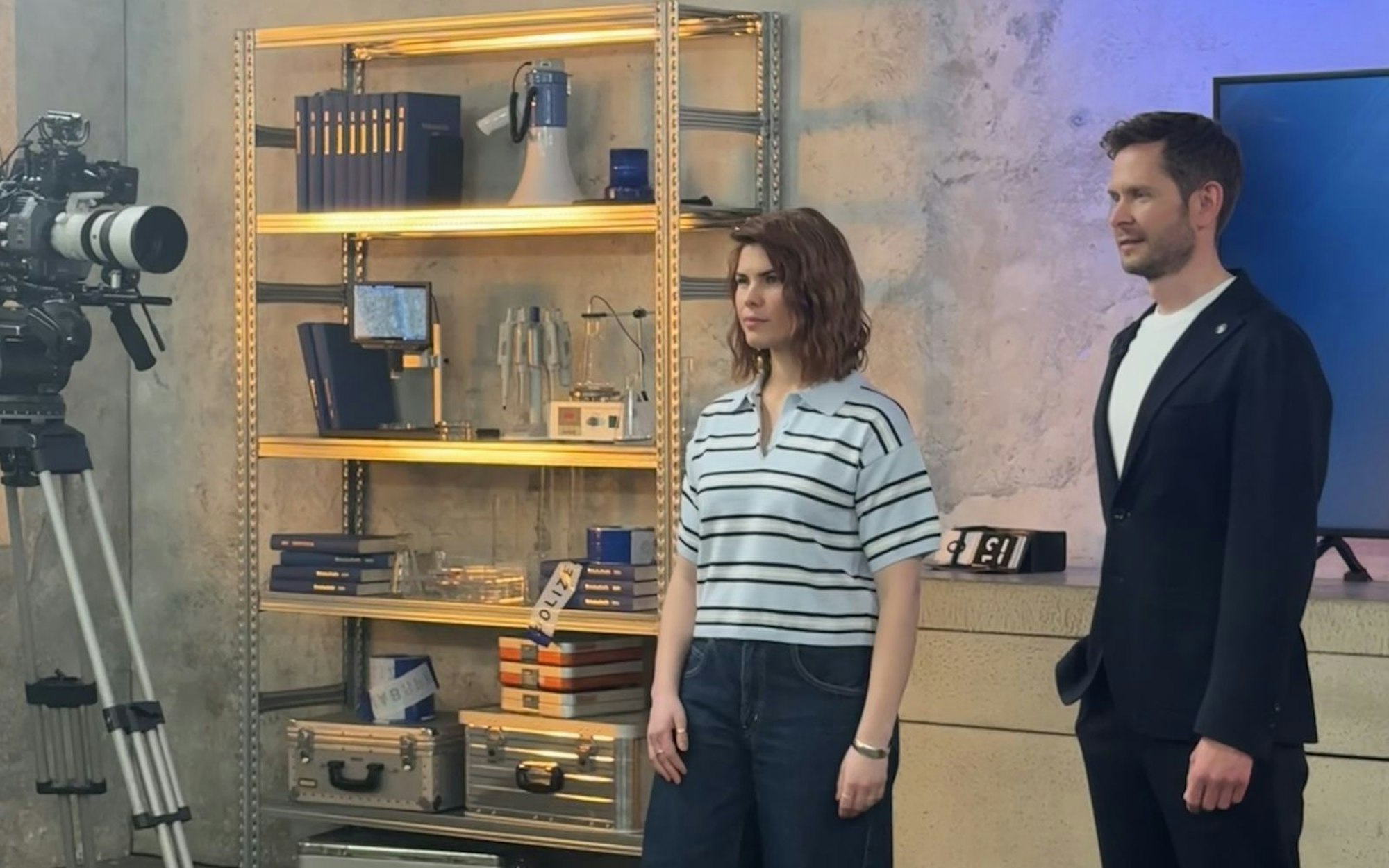 „Unser Fokus liegt klar auf Aufklärung und Einordnung“: Helene Reiner und Fabian Puchelt bei den Dreharbeiten zu „XY Spuren des Verbrechens“. (Bild: teleschau)