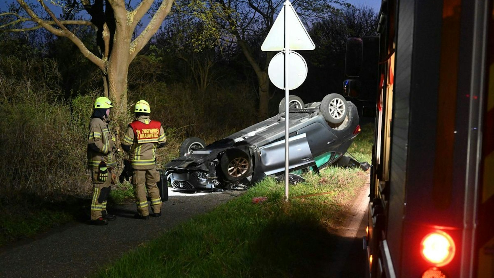 Das auf dem Dach liegende Autowrack nach dem Unfall auf der Landstraße L213.