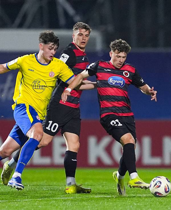Jaka Cuber Potocnik (l.) und David Otto (r.) im Zweikampf um den Ball.