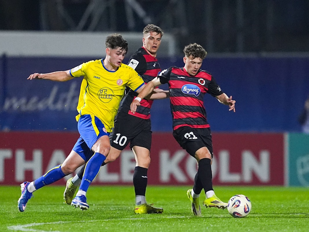 Jaka Cuber Potocnik (l.) und David Otto (r.) im Zweikampf um den Ball.