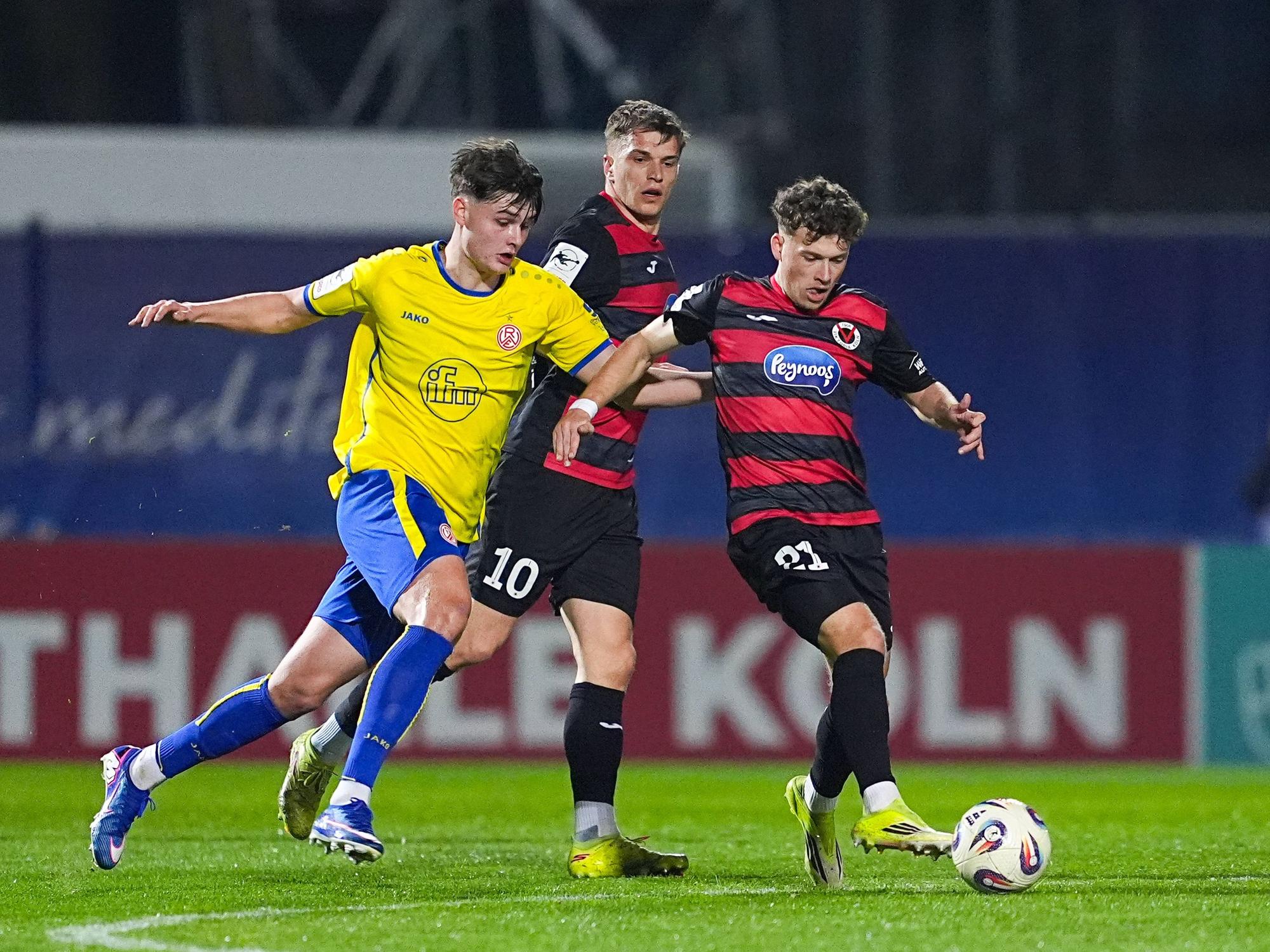 Jaka Cuber Potocnik (l.) und David Otto (r.) im Zweikampf um den Ball.