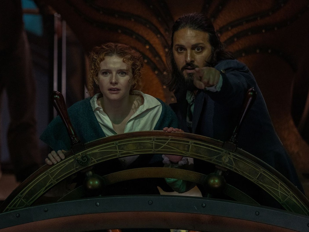 Nemo (Shazad Latif) und Humility (Georgia Flood) erleben in der zehnteiligen ZDFneo-Serie „Nautilus“ actionreiche Abenteuer. (Bild: ZDF und Vince Valitutti/Disney+)