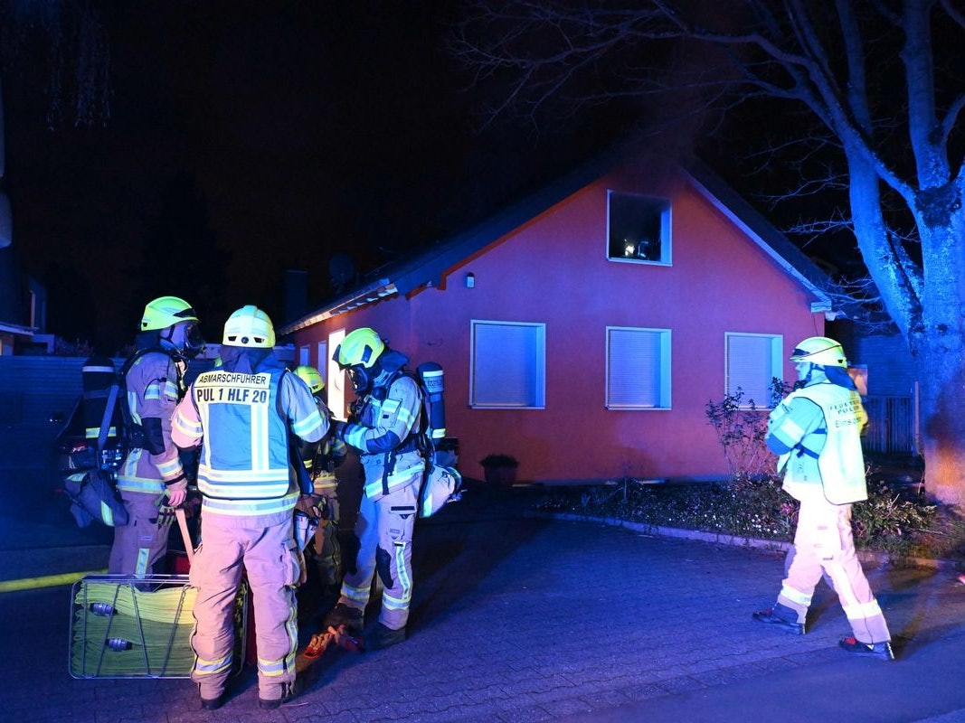 Feuer im Dachgeschoss in Pulheim-Sinnersdorf.