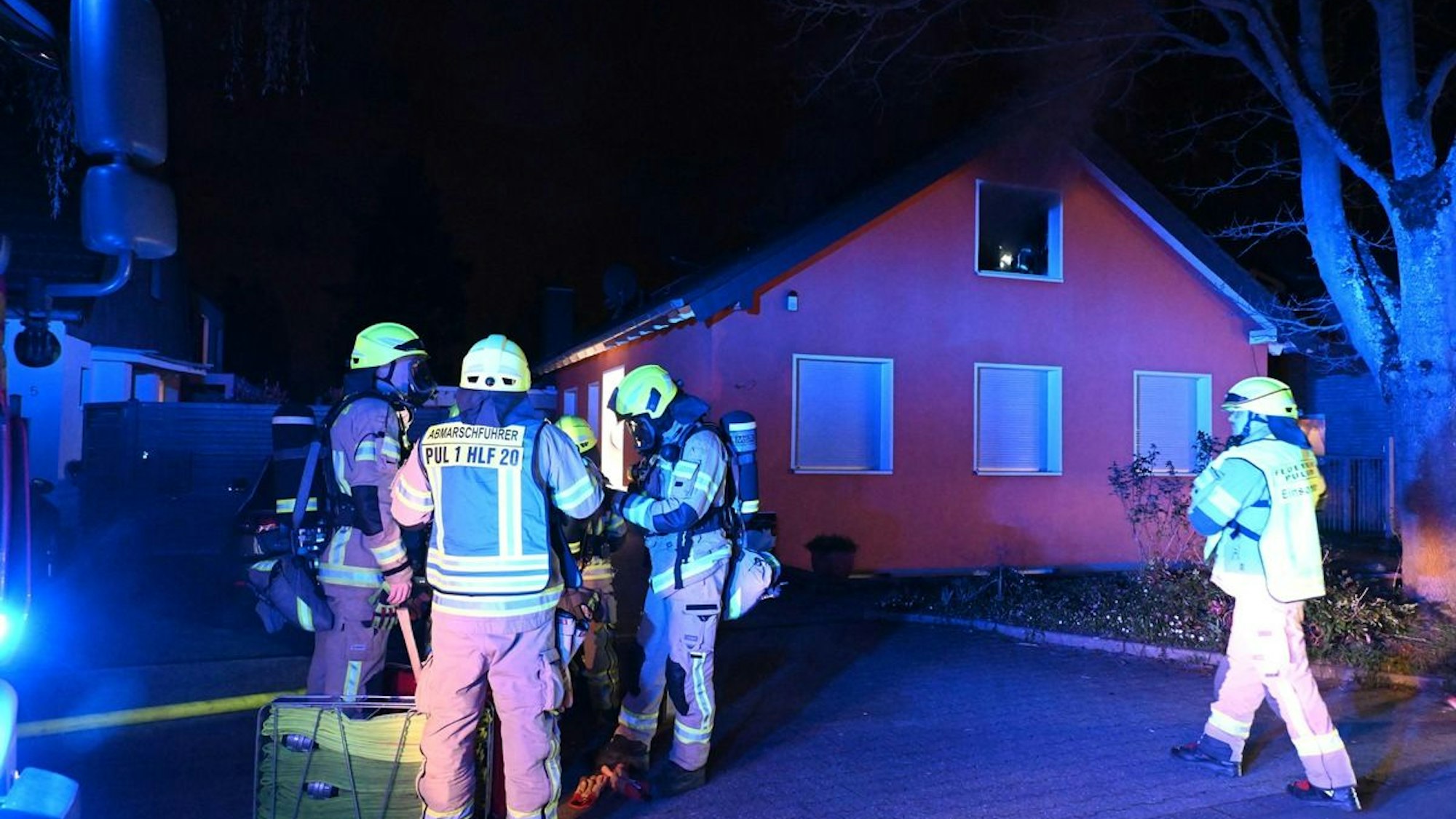 Feuer im Dachgeschoss in Pulheim-Sinnersdorf.