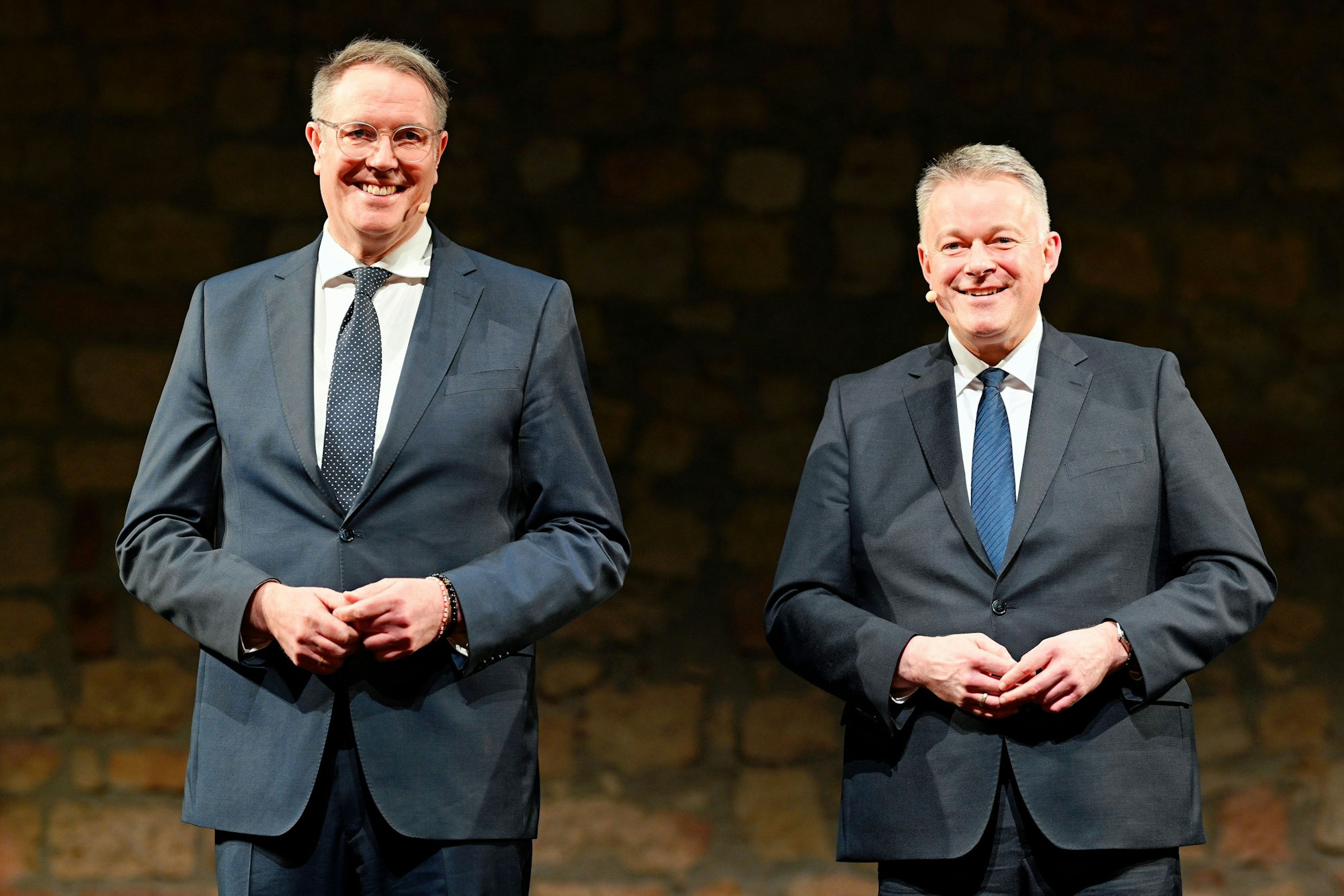 Alexander Schweitzer (links), rheinland-pfälzischer Ministerpräsident und SPD-Spitzenkandidat bei der Landtagswahl, und Gordon Schneider, CDU-Spitzenkandidat