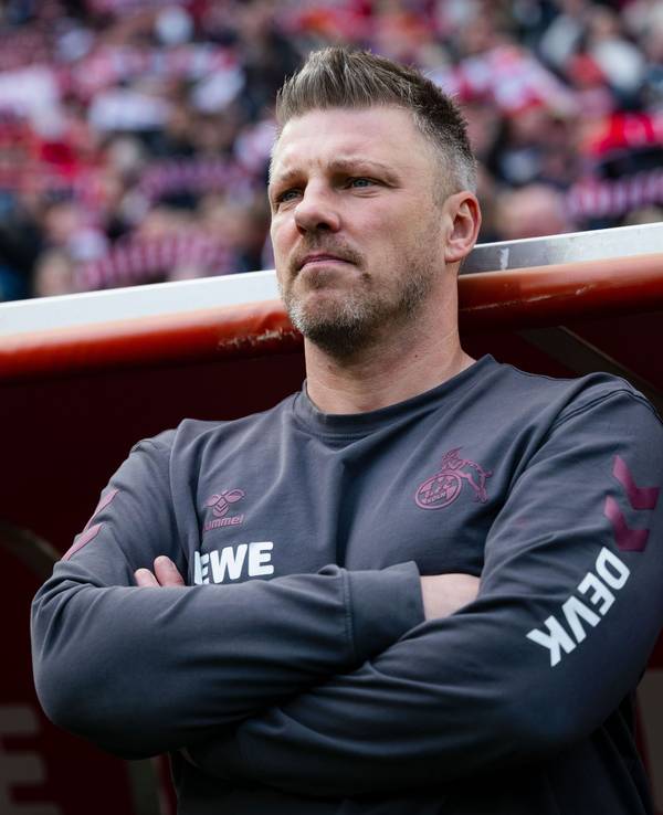 Trainer Lukas Kwasniok steht an der Seitenlinie mit verschränkten Armen.