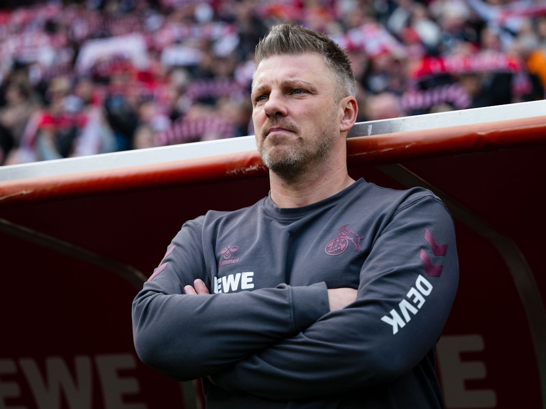 Trainer Lukas Kwasniok steht an der Seitenlinie mit verschränkten Armen.