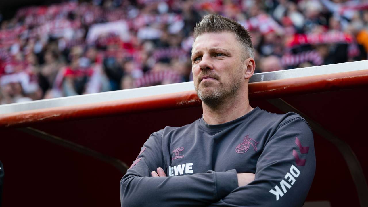 Trainer Lukas Kwasniok steht an der Seitenlinie mit verschränkten Armen.