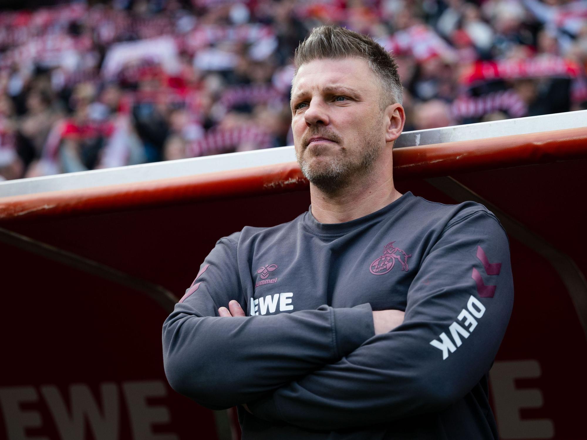 Trainer Lukas Kwasniok steht an der Seitenlinie mit verschränkten Armen.