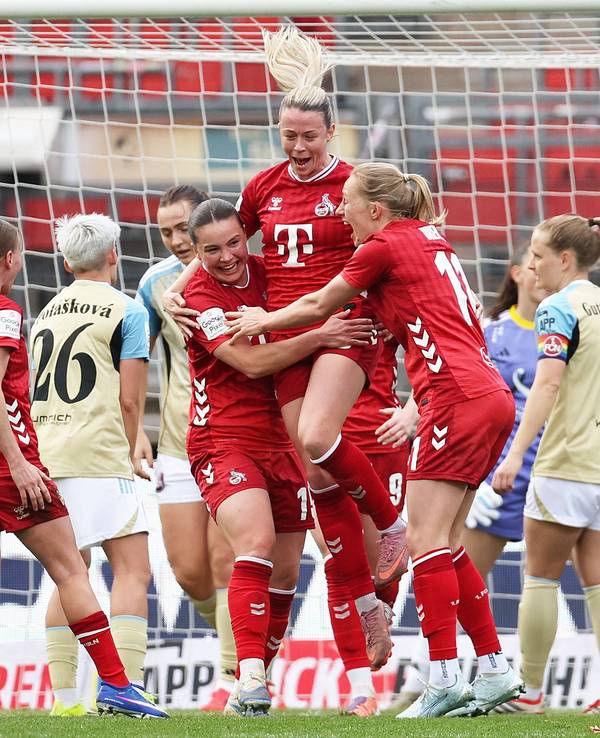 FC-Stürmerin Sandra Jessen (3.v.r.) jubelt mit ihren Teamkolleginnen.