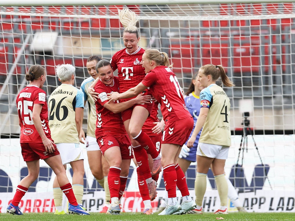 FC-Stürmerin Sandra Jessen (3.v.r.) jubelt mit ihren Teamkolleginnen.