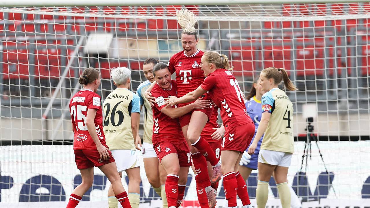 FC-Stürmerin Sandra Jessen (3.v.r.) jubelt mit ihren Teamkolleginnen.