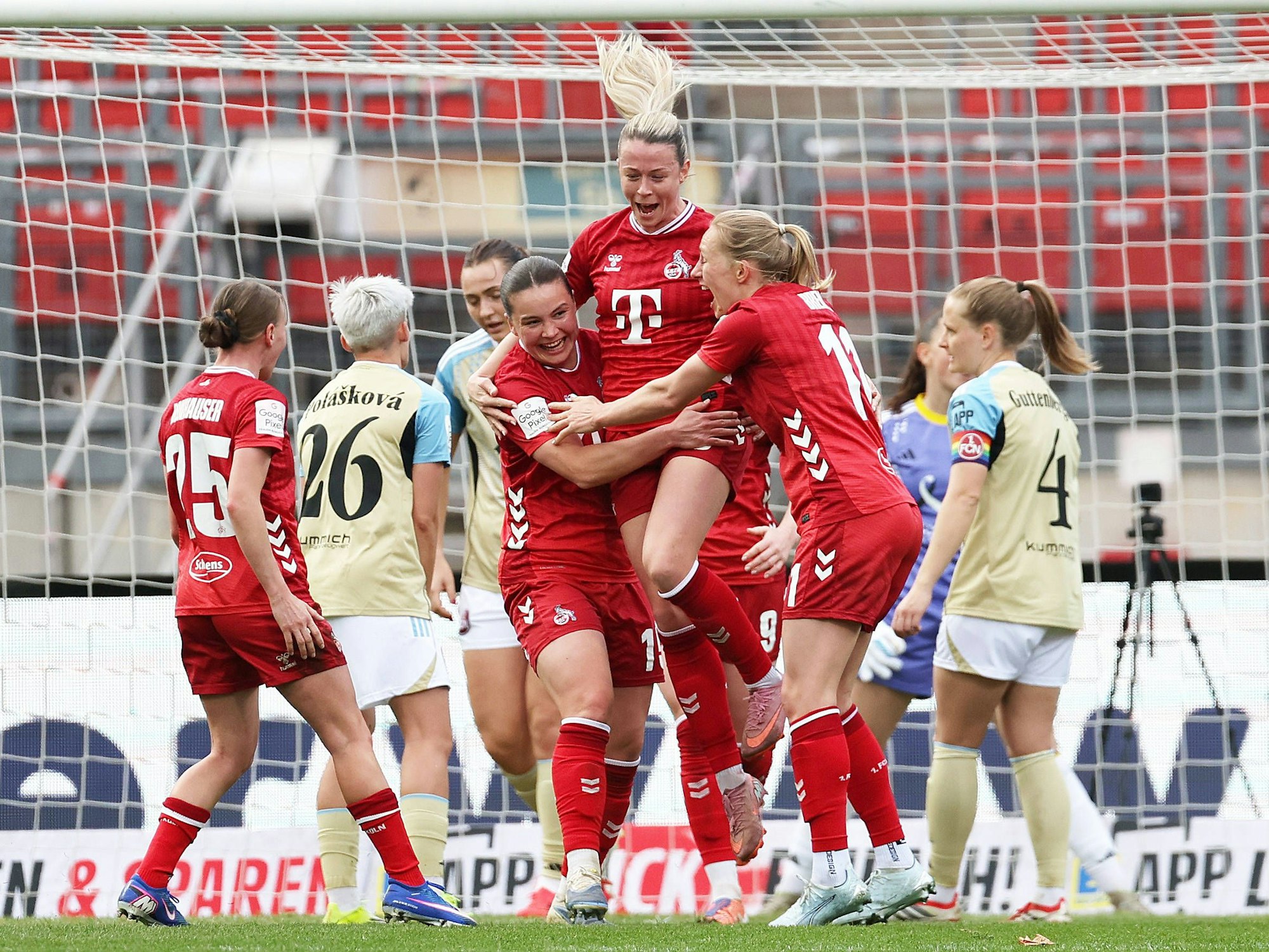 FC-Stürmerin Sandra Jessen (3.v.r.) jubelt mit ihren Teamkolleginnen.