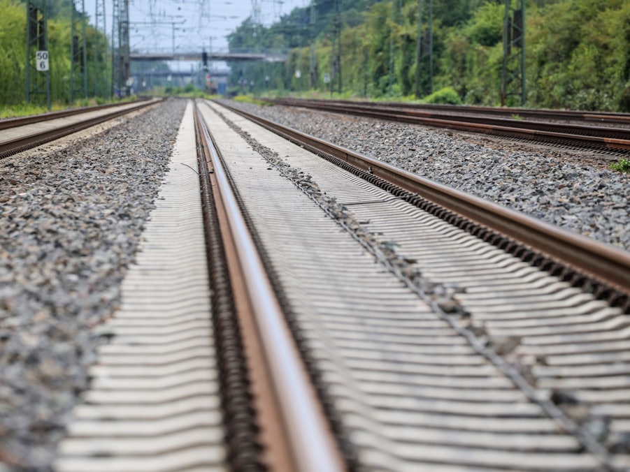 Zug kollidiert mit Betonplatten - Staatsschutz ermittelt