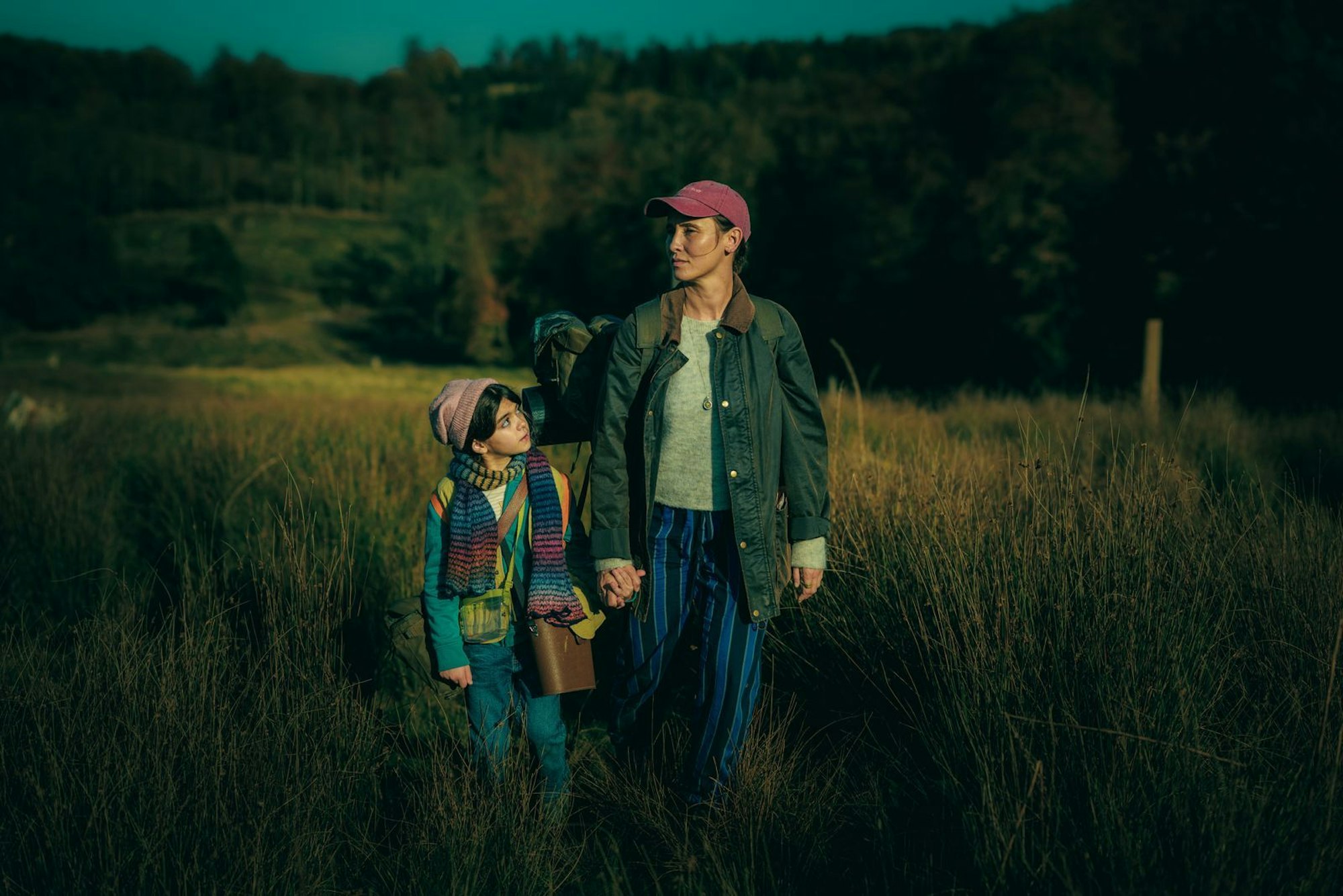 Elena (Peri Baumeister) und Tochter Ada (Soraya Marie Efe) begeistern sich für die Natur und ganz besonders für Vögel. Bei einem Ausflug hoffen sie, einen Goldregenpfeifer zu finden. (Bild: ZDF/Willi Weber)
