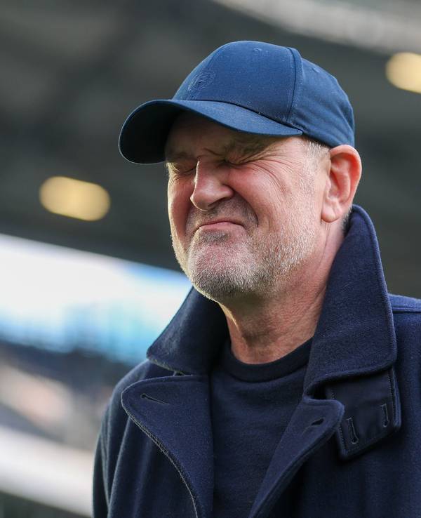 Geschäftsführer Jörg Schmadtke schaut zerknirscht.