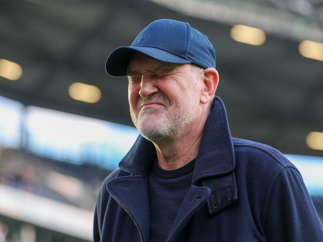 Geschäftsführer Jörg Schmadtke schaut zerknirscht.