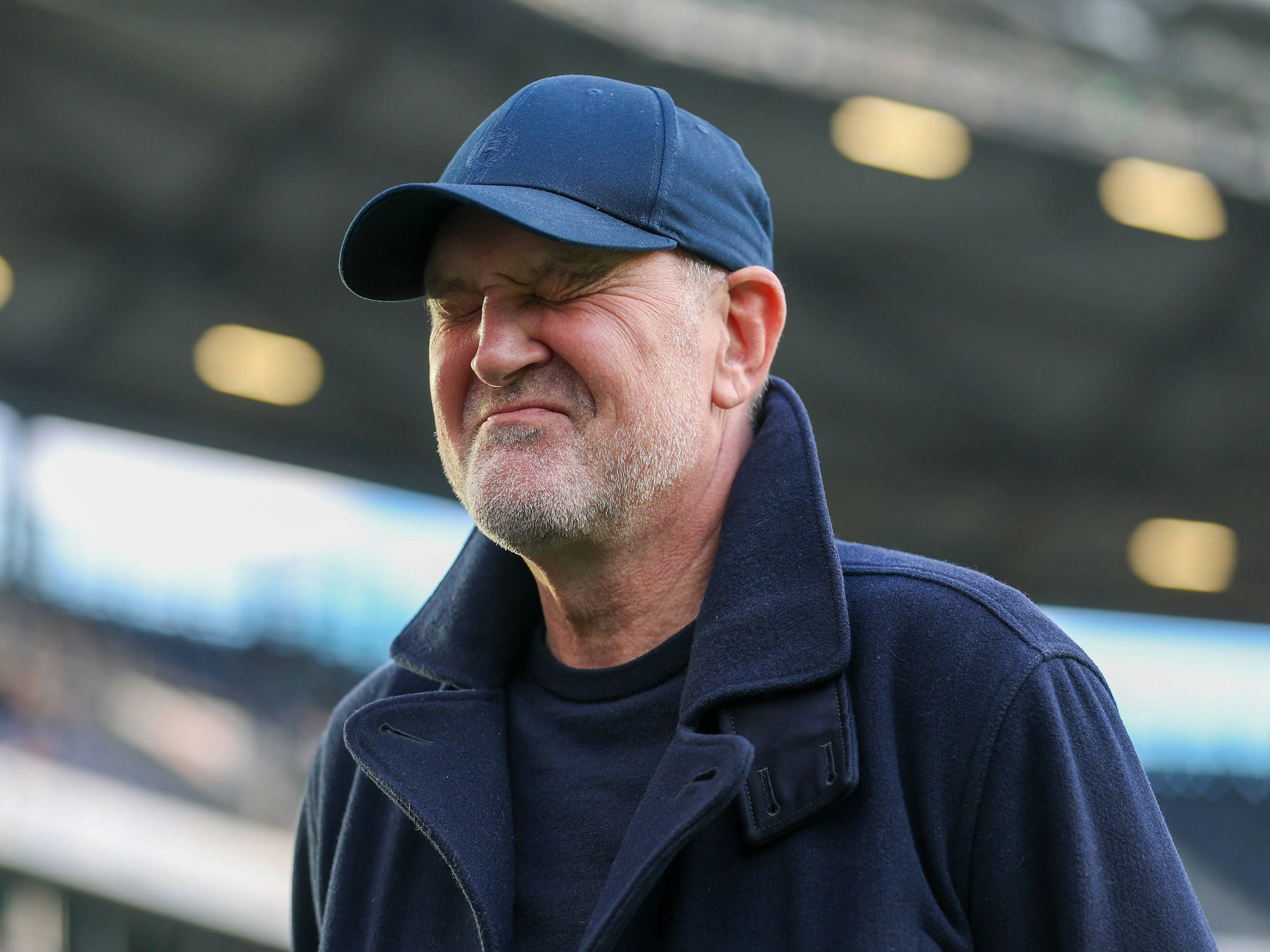 Geschäftsführer Jörg Schmadtke schaut zerknirscht.