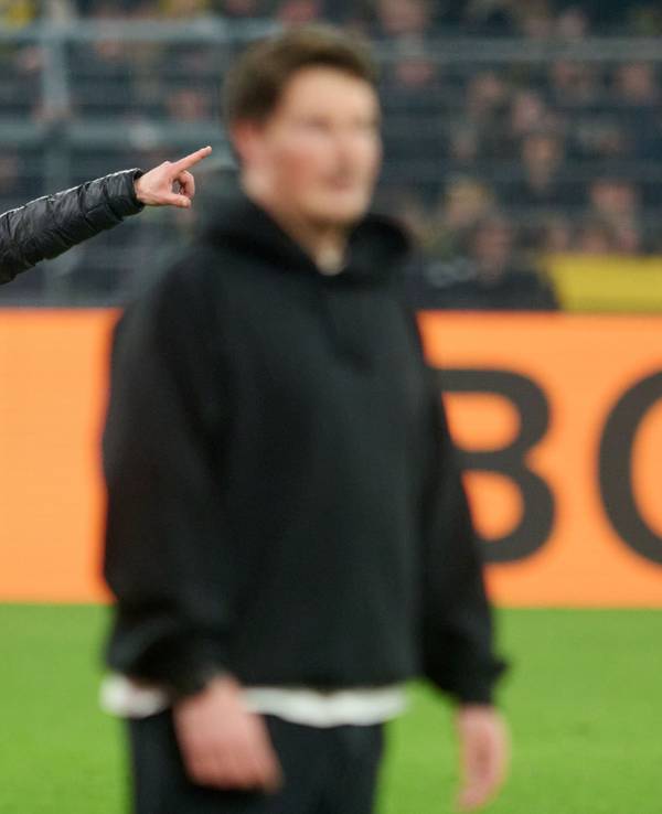 Niko Kovac gestikuliert an der Seitenlinie.