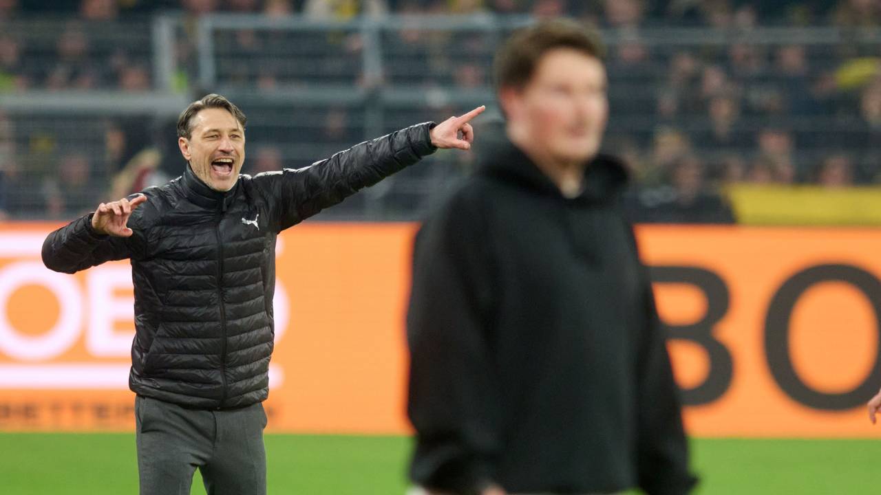 Niko Kovac gestikuliert an der Seitenlinie.