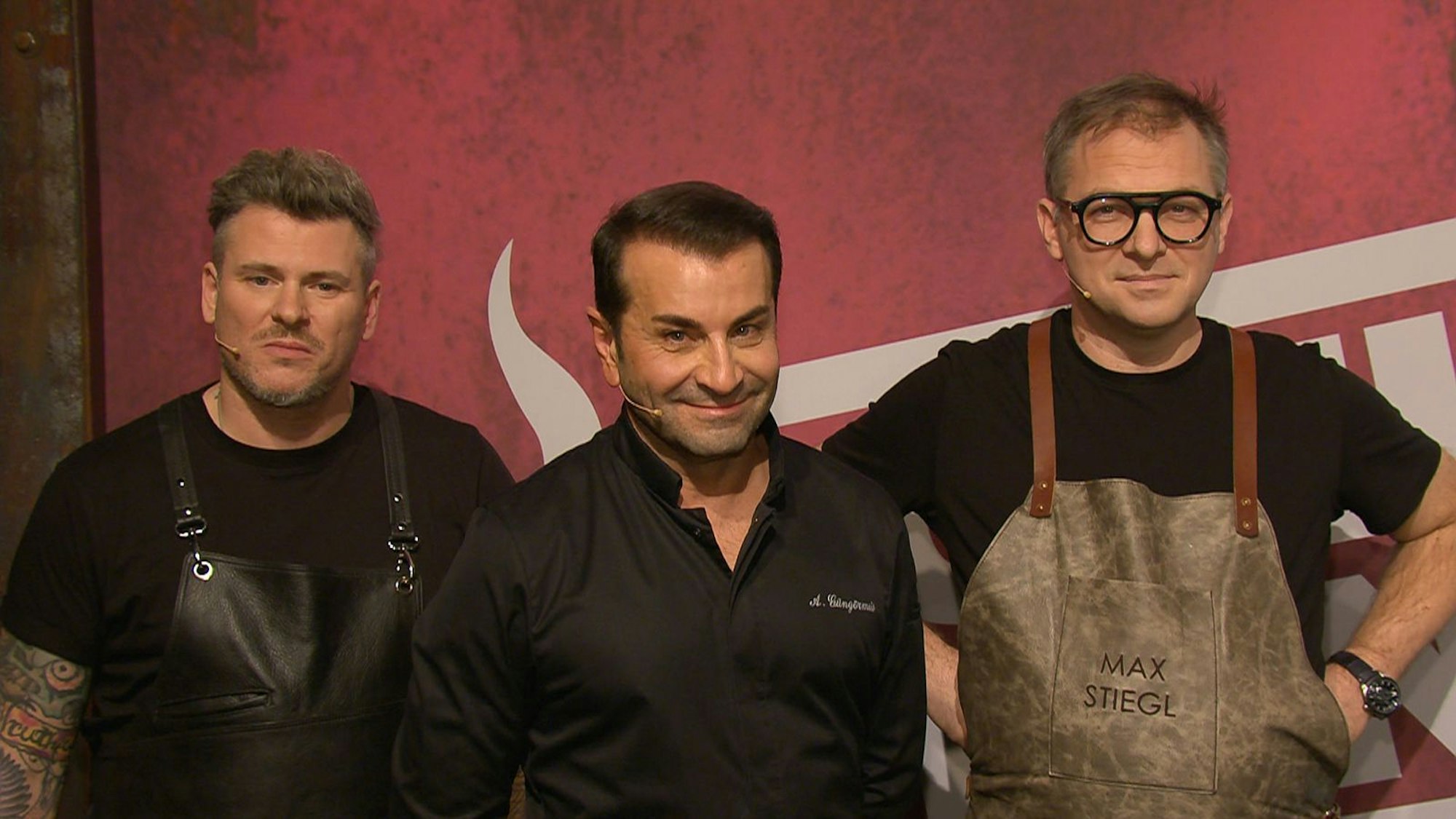 Die Sterneköche Daniel Gottschlich, Ali Güngörmüş und Max Stiegl (von links) forderten Henssler zum Kochcoach-Special heraus. (Bild: RTL)