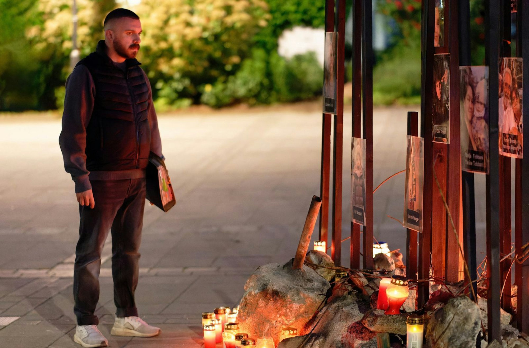 Hamza Kulina (Edin Hasanovic) an der improvisierten Gedenkstätte für die Opfer der Brandkatastrophe im Goliathviertel: Auch er stammt aus dieser Nachbarschaft. (Bild: HR/ARD Degeto Film/Sommerhaus/Tatiana Vdovenko)