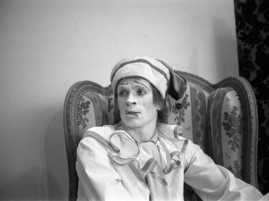 Rudolf Nurejew im Pierrot-Kostüm
