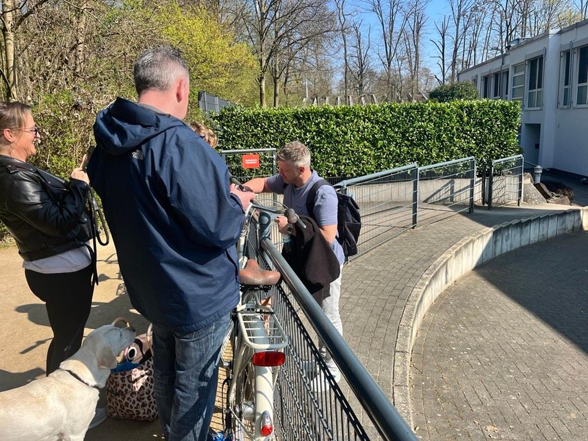 Lukas Kwasniok schreibt noch ein paar Autogramme.
