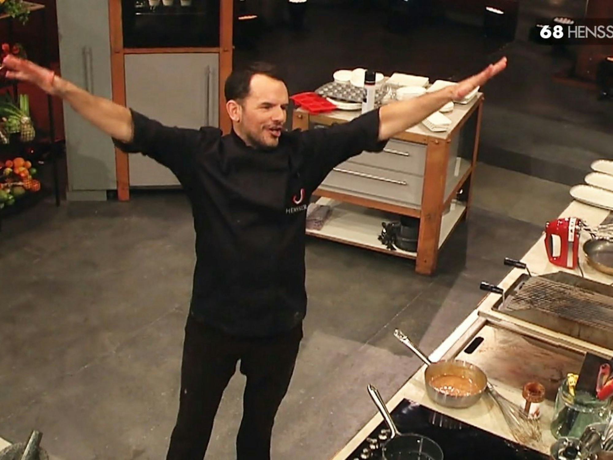 Insgesamt aber galt Steffen Hensslers Jubelgesang: „So seh'n Sieger aus, shalalalala!“ Er gewann das Koch-Match 89:84. (Bild: RTL)