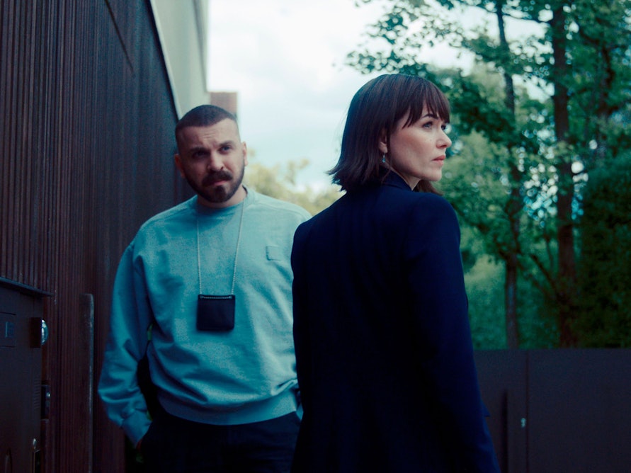 Hamza Kulina (l., Edin Hasanovic) und Maryam Azadi (Melika Foroutan) in einer Szene von „Tatort: Fackel“.