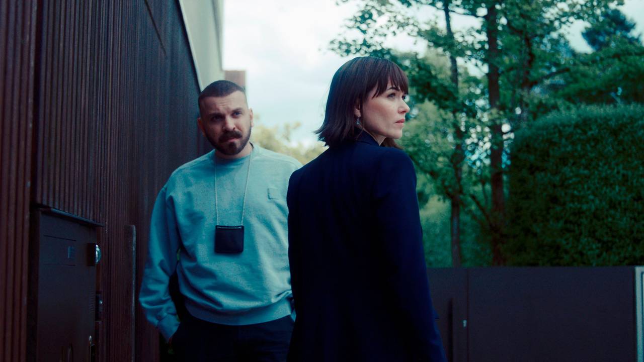Hamza Kulina (l., Edin Hasanovic) und Maryam Azadi (Melika Foroutan) in einer Szene von „Tatort: Fackel“.