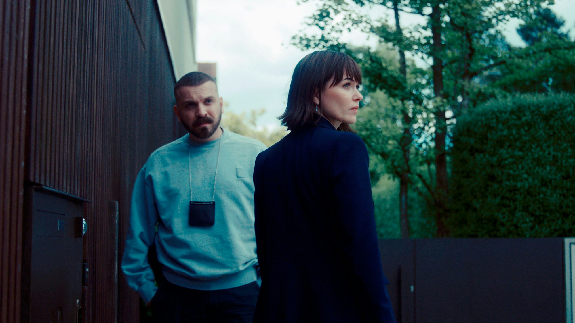 Hamza Kulina (l., Edin Hasanovic) und Maryam Azadi (Melika Foroutan) in einer Szene von „Tatort: Fackel“.