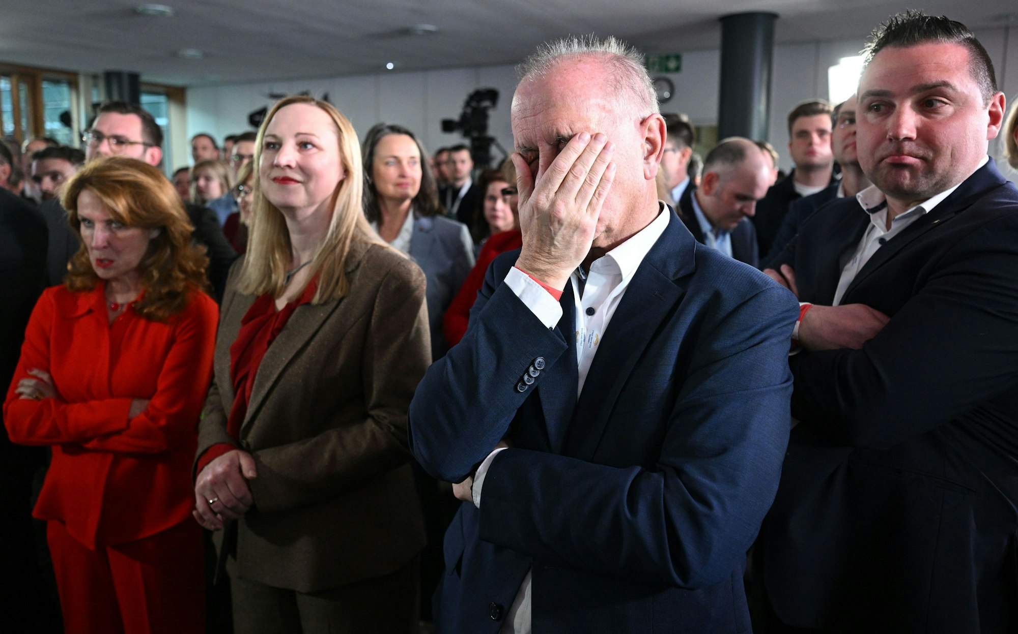 Anhänger der SPD reagieren bei der Prognose zum Ergebnis der Landtagswahl in Rheinland-Pfalz.