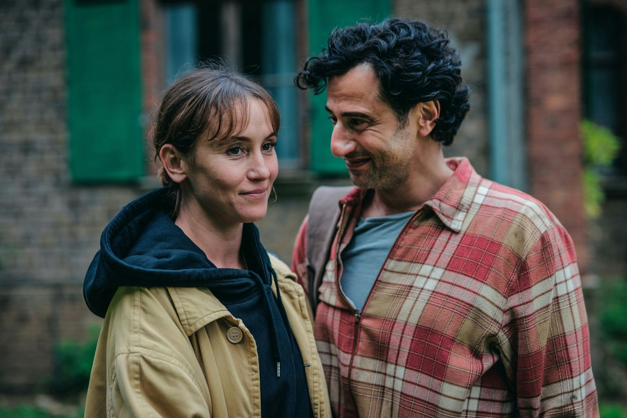 Auch Elenas (Peri Baumeister) bislang glückliche Ehe mit Deniz (Serkan Kaya) gerät in die Krise. Deniz zweifelt an Elena: Bildet sie sich die Bedrohung nur ein? (Bild: ZDF/Willi Weber)