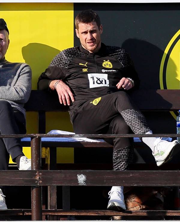 Matthias Sammer und Sebastian Kehl sitzen nebeneinander auf einer Bank.