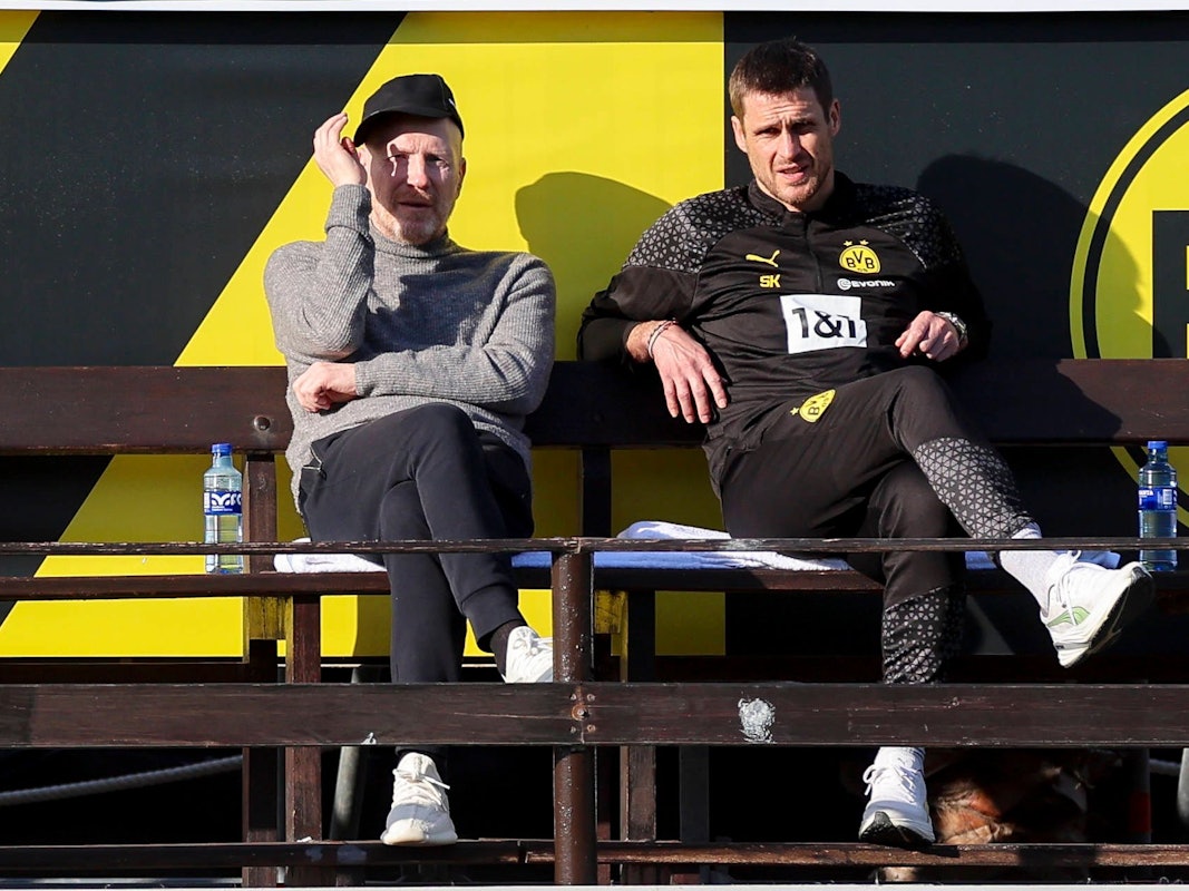 Matthias Sammer und Sebastian Kehl sitzen nebeneinander auf einer Bank.