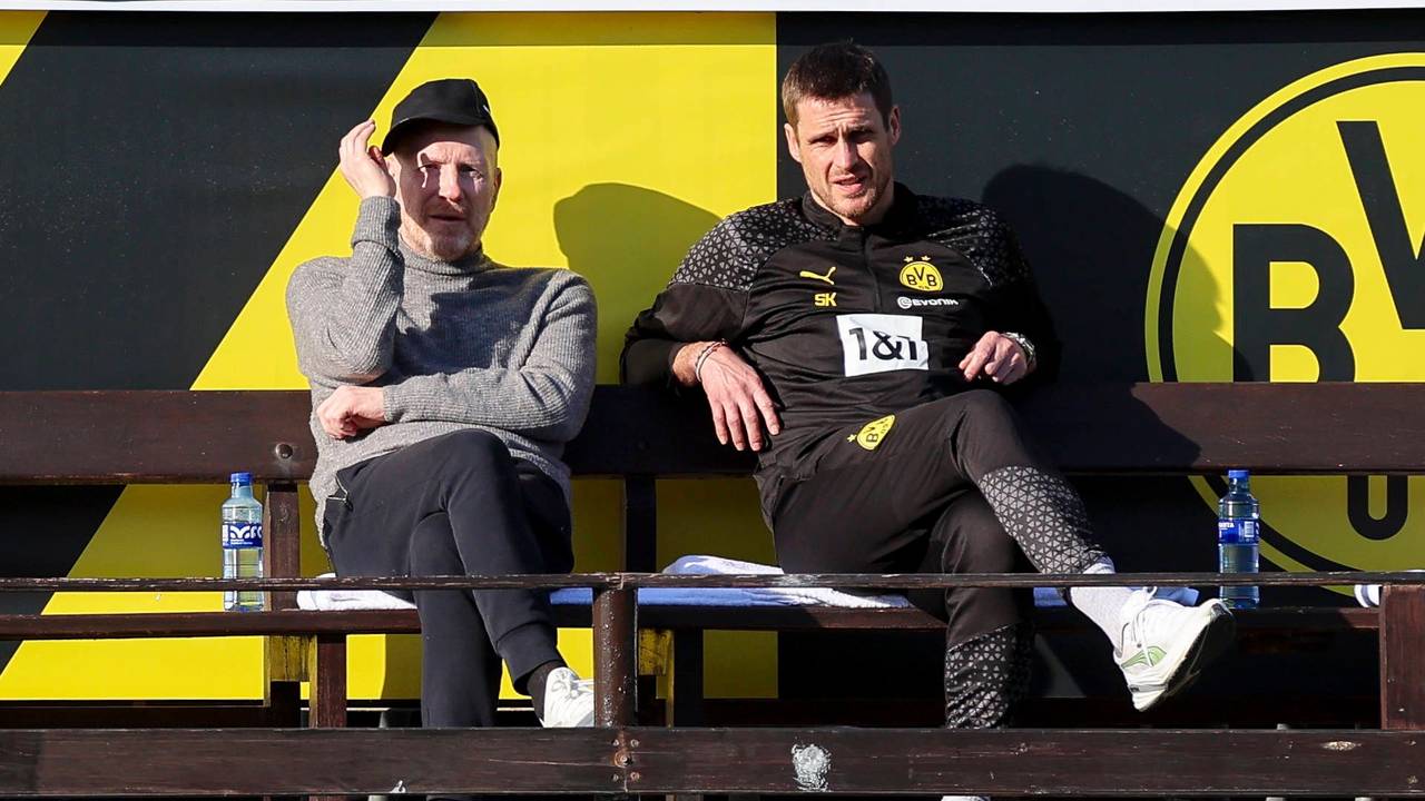 Matthias Sammer und Sebastian Kehl sitzen nebeneinander auf einer Bank.
