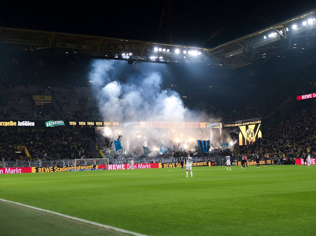 HSV-Fans zünden Pyrotechnik.