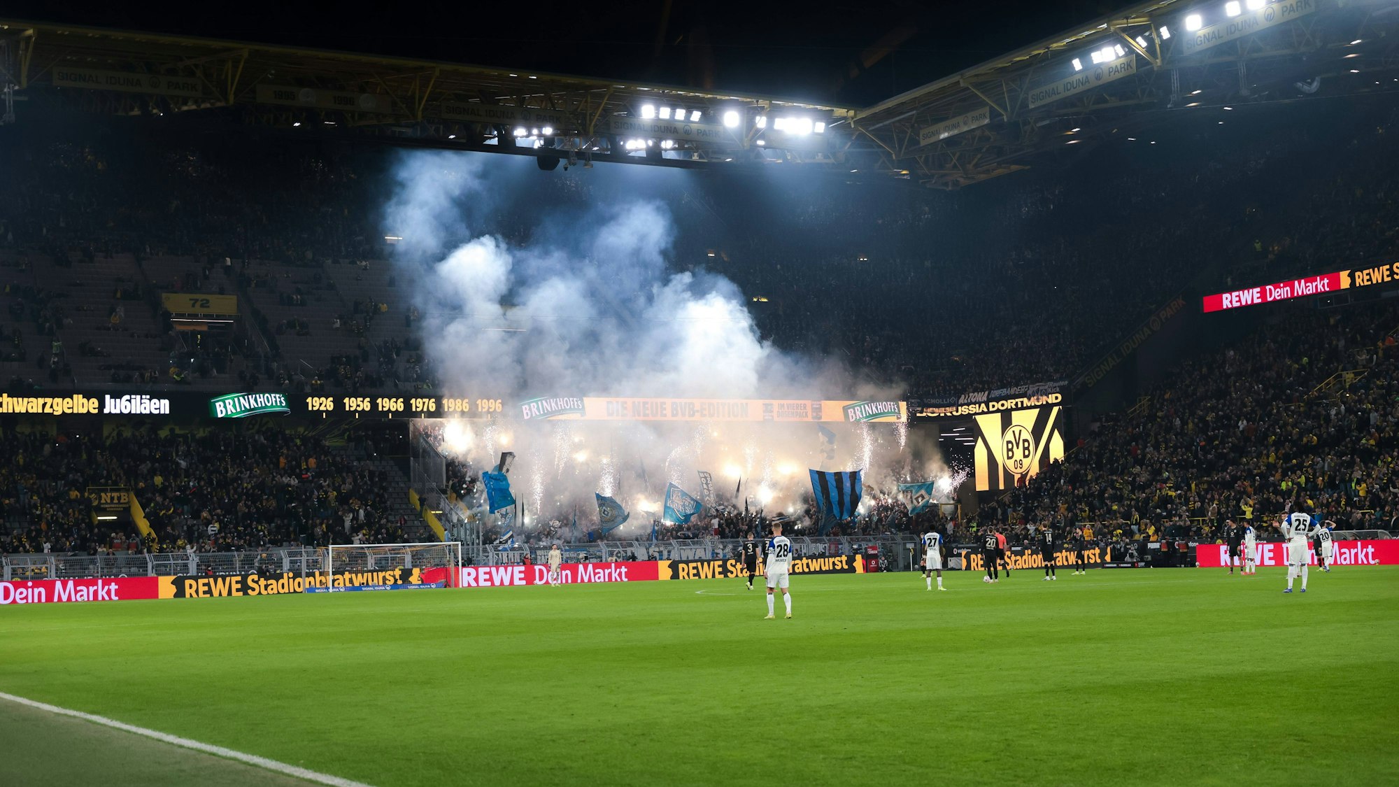 HSV-Fans zünden Pyrotechnik.
