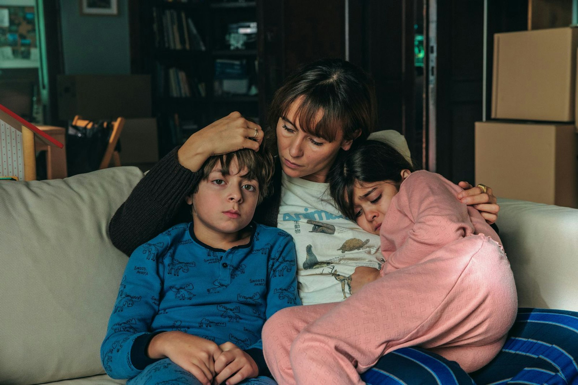 Nach der TV-Sendung ergießt sich ein gewaltiger Shitstorm über Elena (Peri Baumeister, mit Elyas Efe, Soraya Marie Efe. Es bleibt nicht bei Beleidigungen und bösen Kommentaren. Die ganze Familie erhält Morddrohungen. (Bild: ZDF/Frank Hempel)