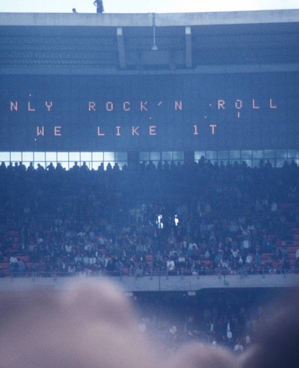euchtschrift -It s only Rock n Roll but we like it- auf einer Anzeigetafel anlässlich eines Konzerts der Rolling Stones in Köln