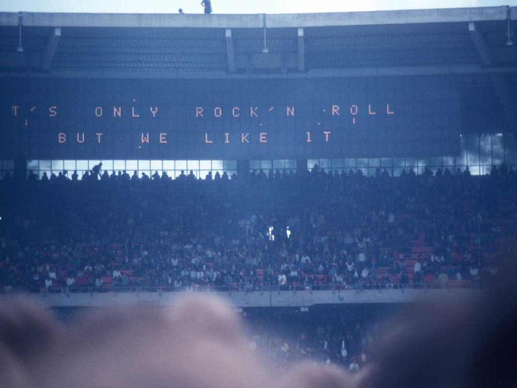 euchtschrift -It s only Rock n Roll but we like it- auf einer Anzeigetafel anlässlich eines Konzerts der Rolling Stones in Köln