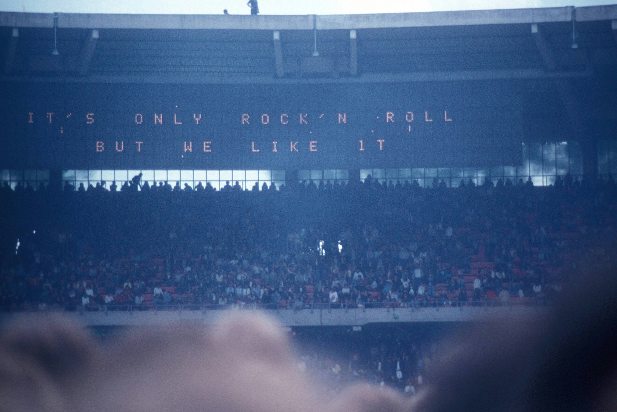 euchtschrift -It s only Rock n Roll but we like it- auf einer Anzeigetafel anlässlich eines Konzerts der Rolling Stones in Köln