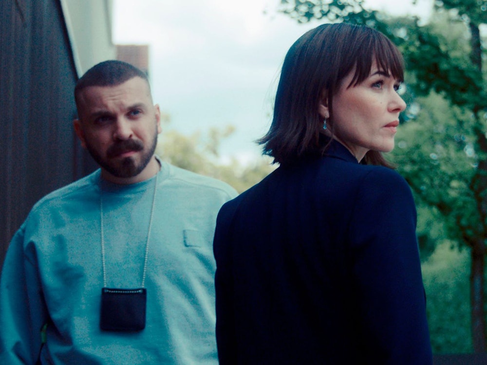 Hamza Kulina (Edin Hasanovic) und Maryam Azadi (Melika Foroutan) untersuchen im „Tatort: Fackel“ eine fünf Jahre zurückliegende Brandkatastrophe in einem Frankfurter Sozialbau. (Bild: HR/ARD Degeto Film/Sommerhaus/Philipp Sichler)